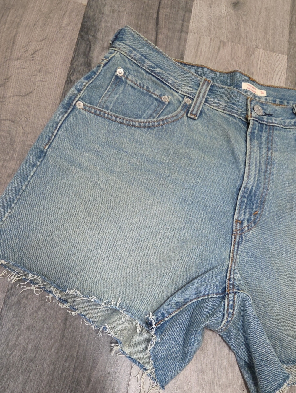 NWT Levi's Cinch Mid-Thigh Light Wash Denim Cutoff Shorts 100% Cotton High Rise - Picture 3 of 12